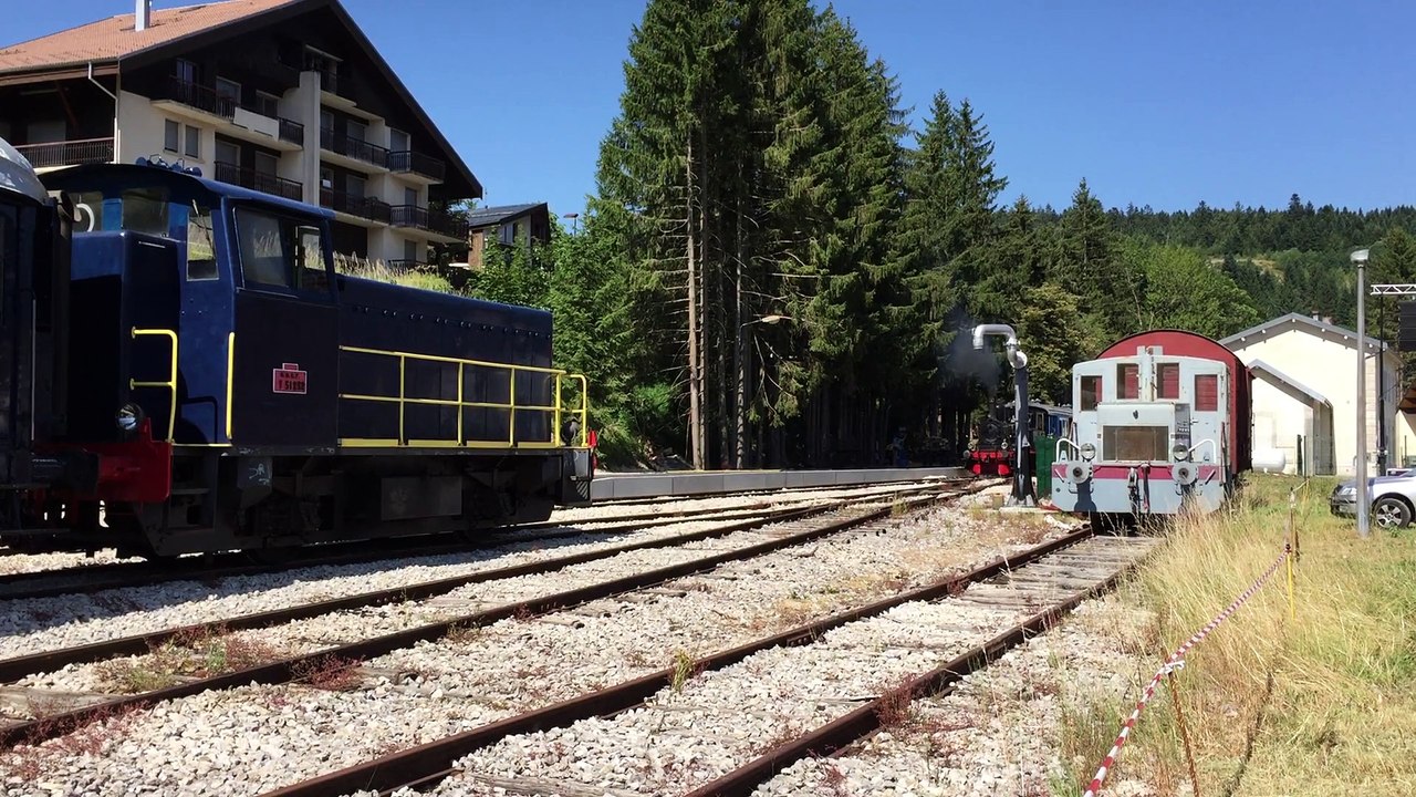Départ des Hôpitaux du train avec deux locomotives.