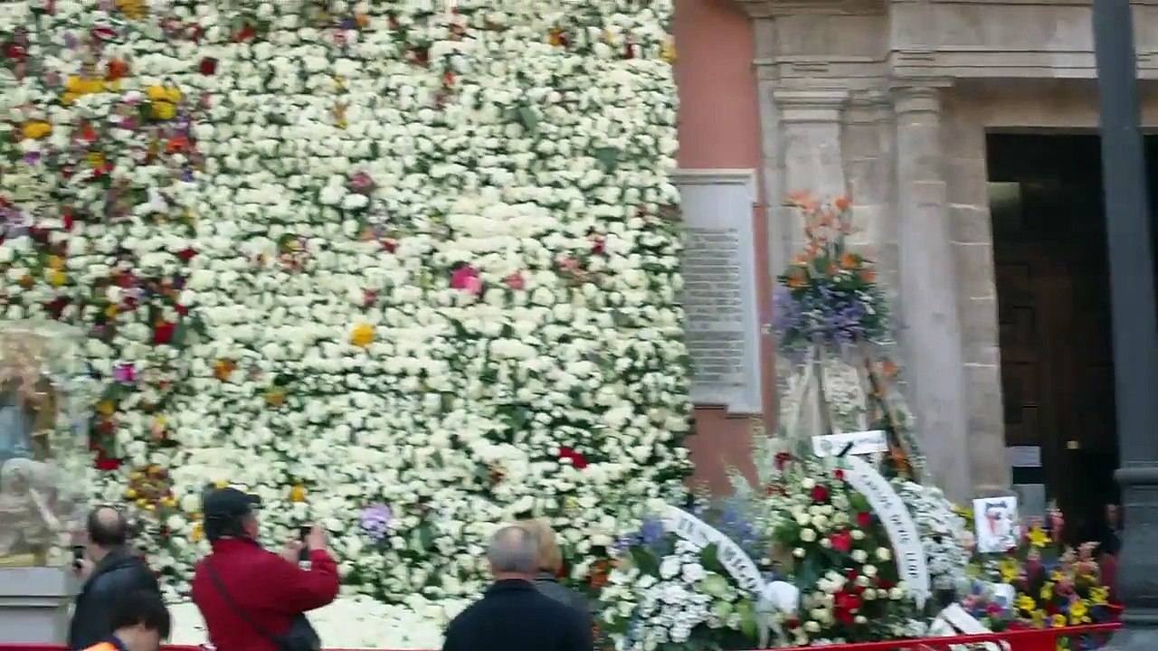 Manto de la Virgen después de la ofrenda de flores. Fallas 2014