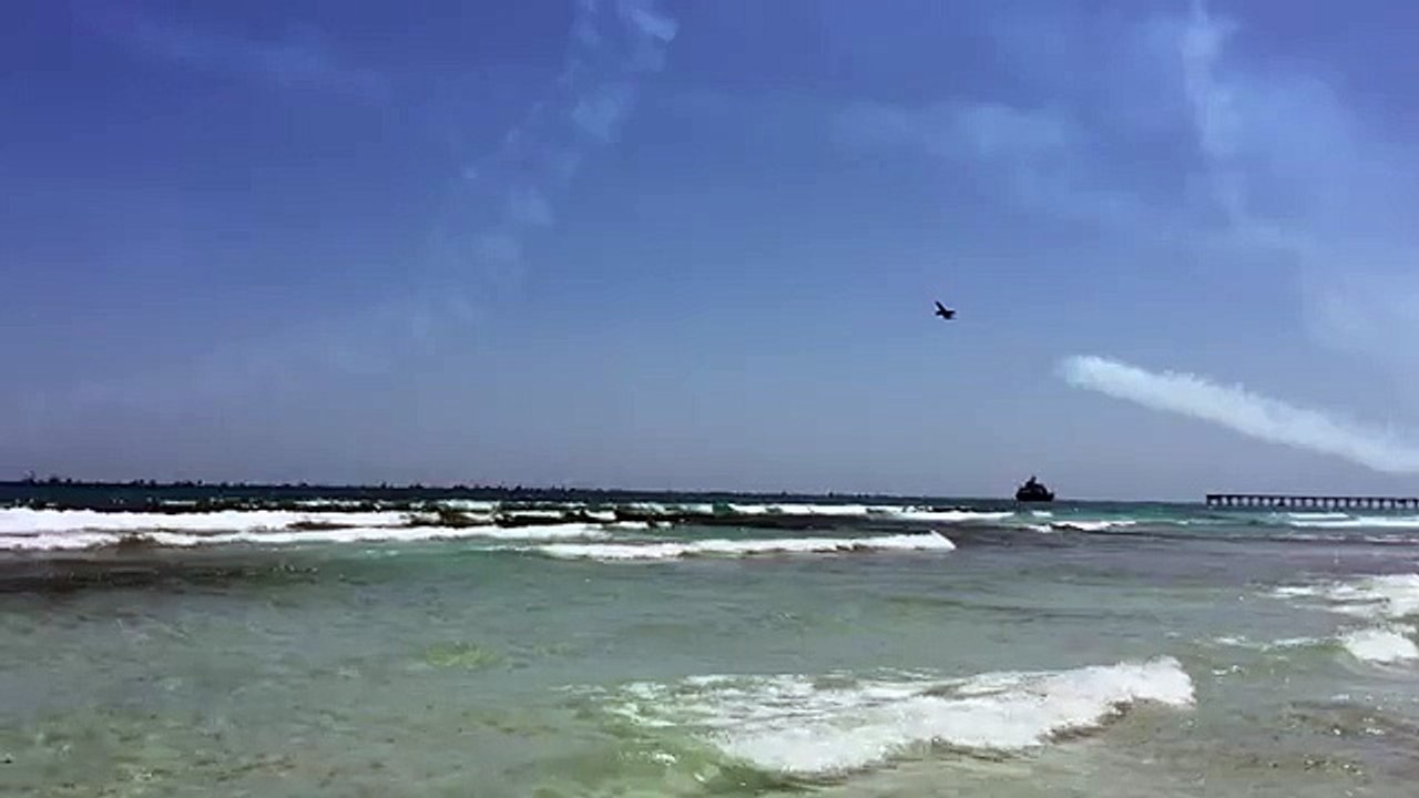 Veja o que acontece quando um jato passa muito perto do chão e uma praia