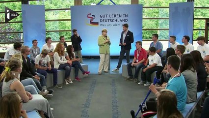 Merkel fait pleurer une Palestinienne, puis tente de la consoler