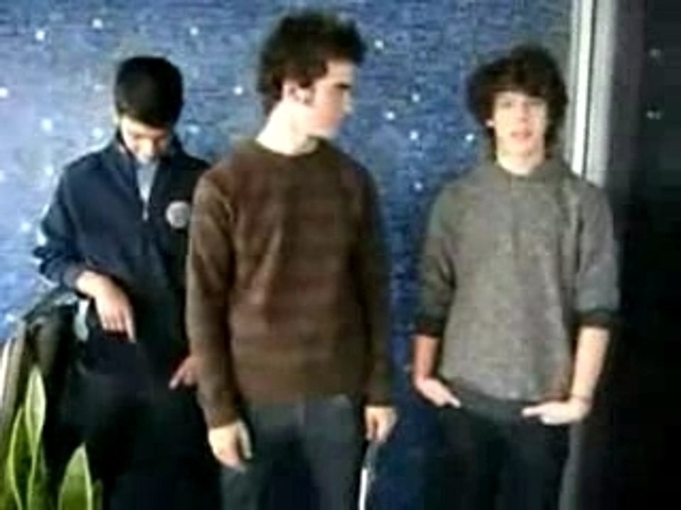 Jonas Brothers tell hilarious SECRETS!