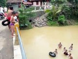 Kinderen spelen in de rivier in Jasinga / Children in Jasinga playing in the river - Nov 09