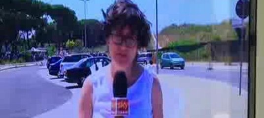 Aşırı sıcağa dayanamayan muhabir bayıldı