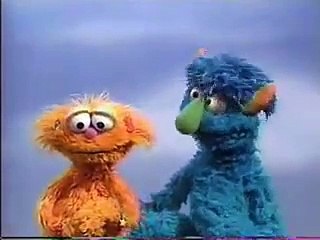 Sesame Street - Zoe demonstrates "same" and "different"