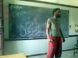 مجنون صاحب صوت جميل يدرس طلاب في اليمن