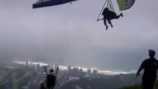 Un Deltaplane percute parapente au décollage