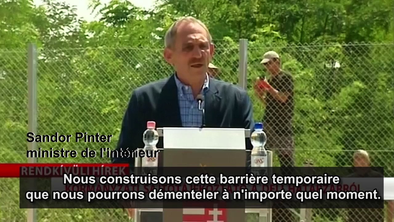La Hongrie commence à ériger une barrière anti-migrants