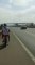 Des jeunes débile en mobylette à contre-sens sur l'autoroute