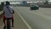 Des jeunes débile en mobylette à contre-sens sur l'autoroute