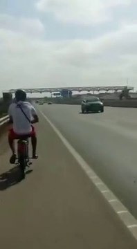 Des jeunes débile en mobylette à contre-sens sur l'autoroute