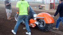 Course de Moto Dragster dans la boue - Impressionnant