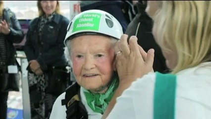 La descente en rappel de Doris Long, 101 ans