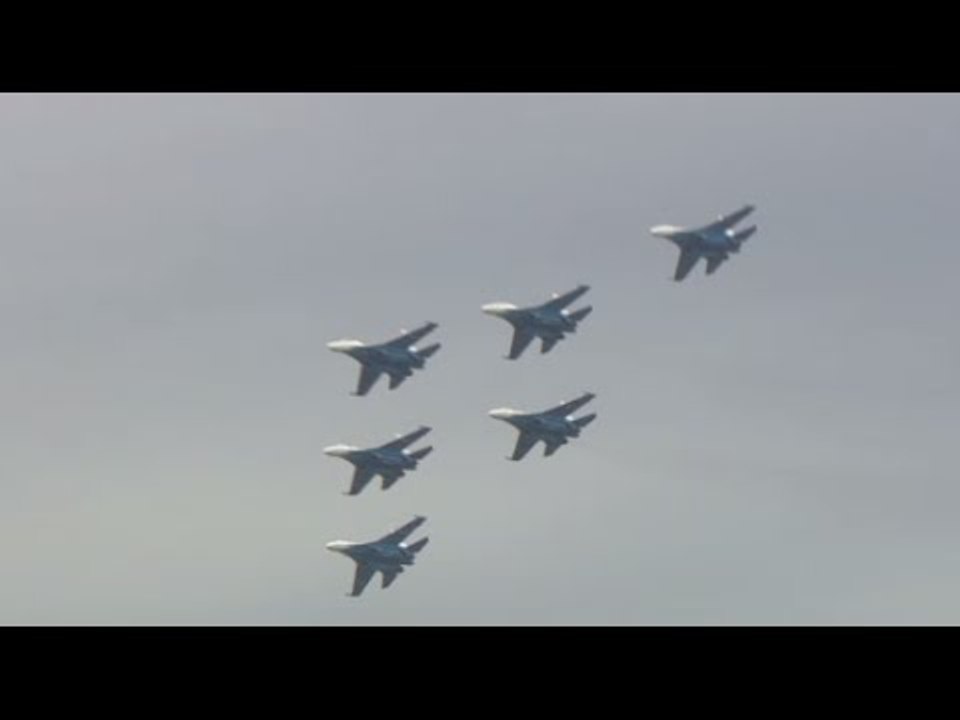 Sharp maneuvers: Air Force fighters scorch through sky at Army-2015 military expo