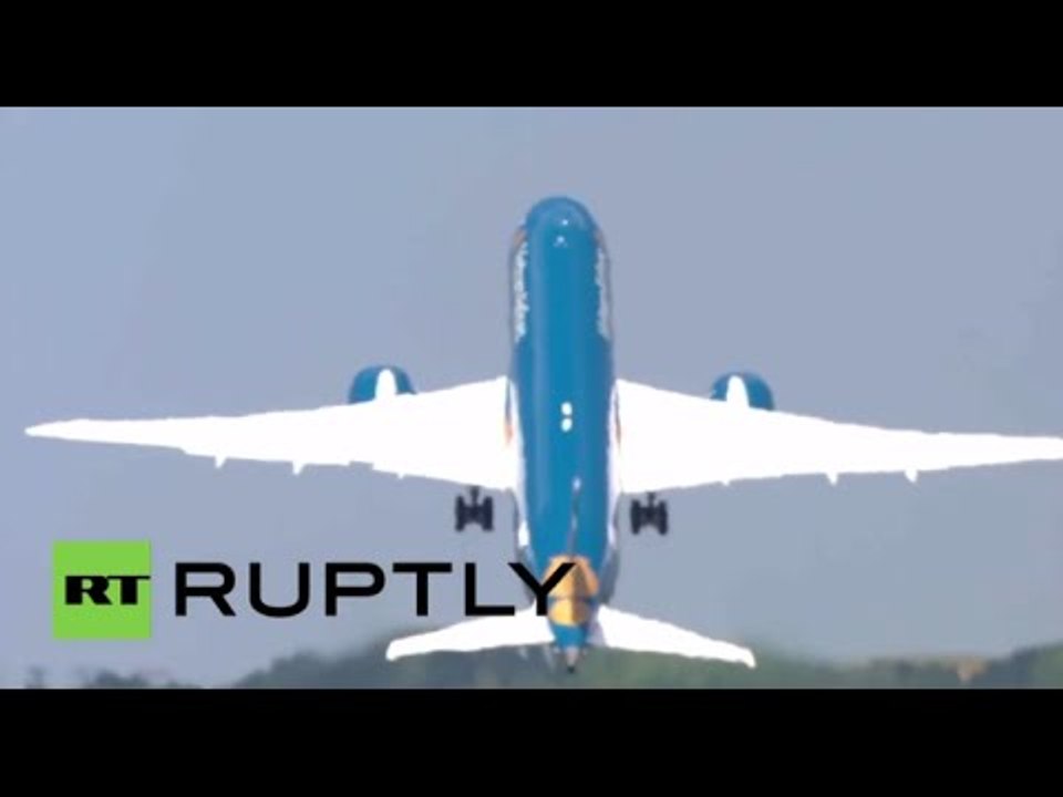 Forget Vertigo! Boeing 787 Dreamliner performs near-vertical takeoff at Paris Air Show