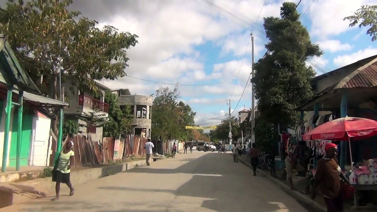 Traversée de Hinche (Haïti) en voiture