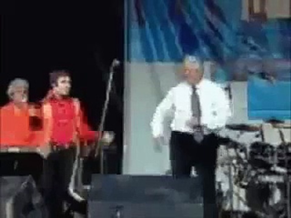 Boris Eltsine qui danse sur Chaud Ananas de Dieudonné !