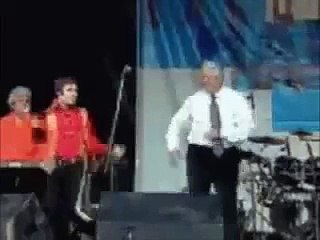 Boris Eltsine qui danse sur Chaud Ananas de Dieudonné !