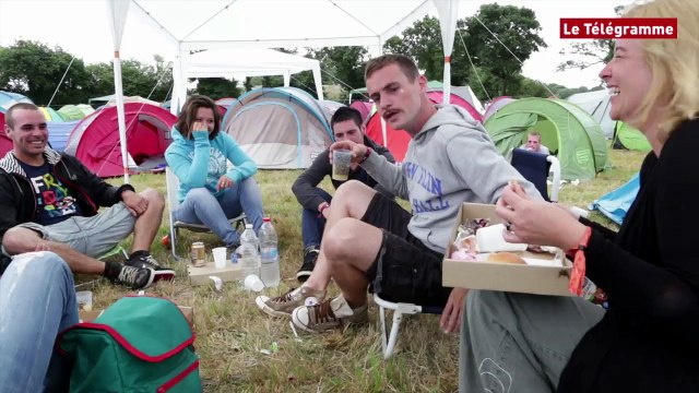 Vieilles Charrues. Les campeurs essaient de chanter Tom Jones et Christine And The Queens