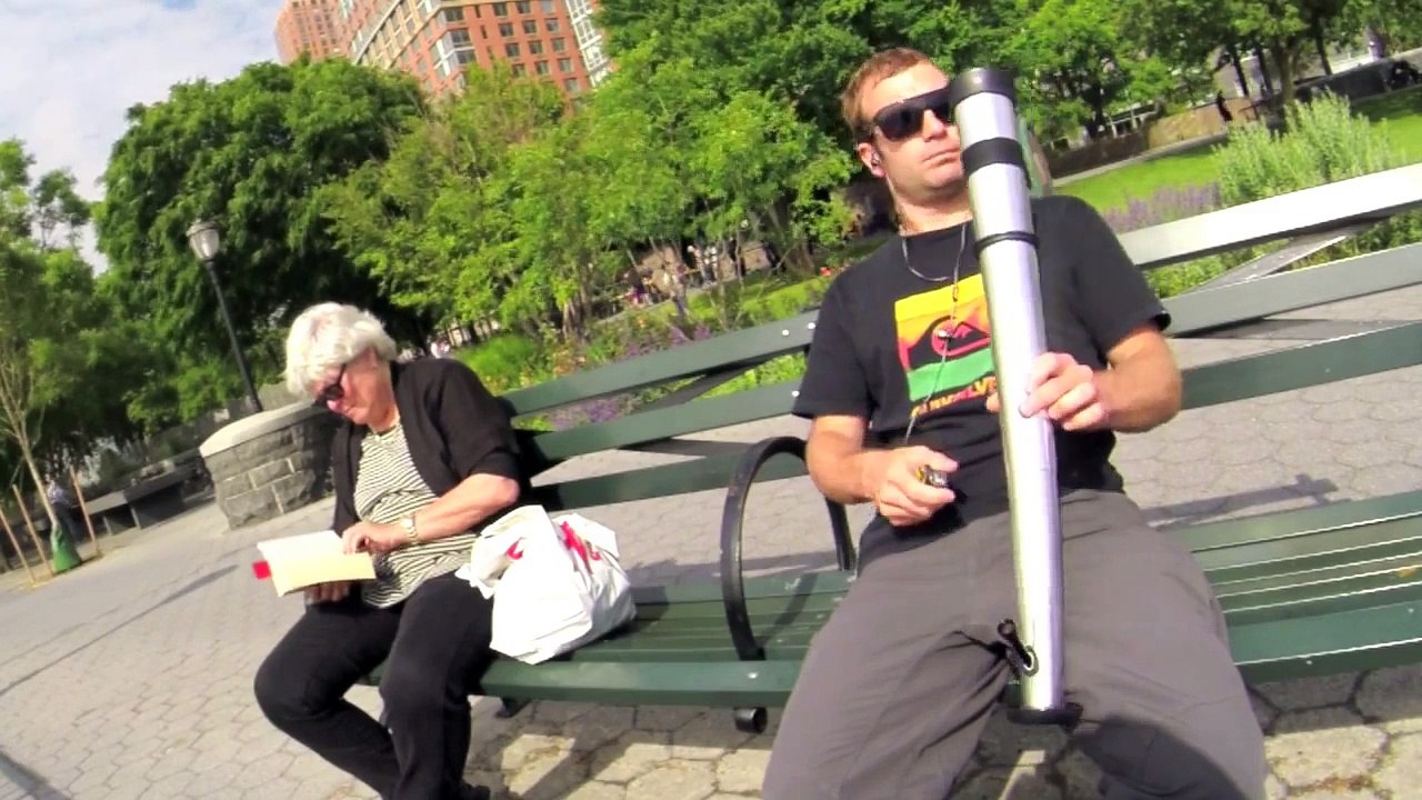 Un gars fume de la Weed en public dans un bong géant