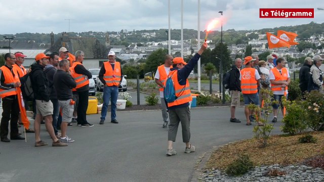 Landerneau. Une centaine de salariés de Nutréa manifestent devant Triskalia