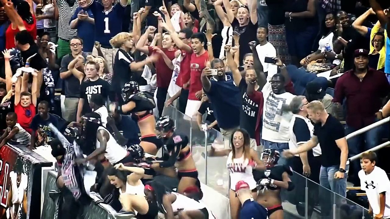 LFL Legends football league GIRLS ATTACK : hits and fights !