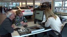 Von Beruf Autoverkäuferin: Eine Frau steht ihren Mann