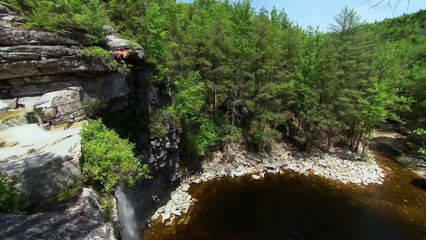 VIP vs Wild : Zac Efron torse nu se jette dans le vide