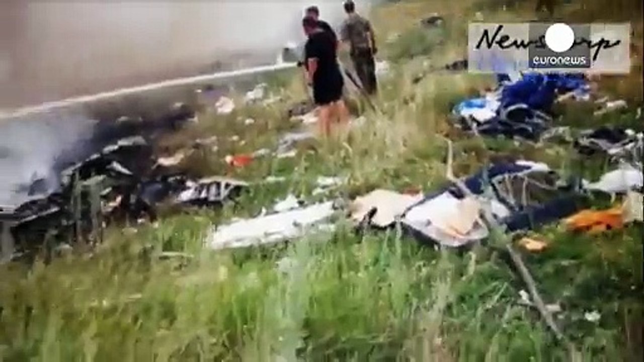 Ucraina: filmato mostra separatisti sul luogo del disastro dell'MH17