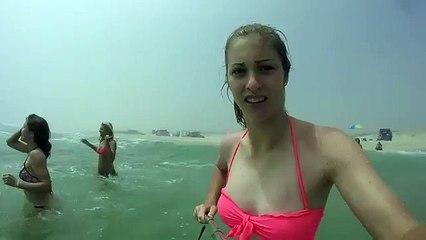 Une fille manque de se noyer avec sa perche à selfie