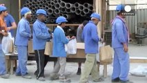 Dubai, volontari offrono l'Iftar agli operai dei cantieri edili durante il Ramadan