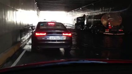 Chuva causa alagamento no viaduto da Santos Dumont com Via Expressa