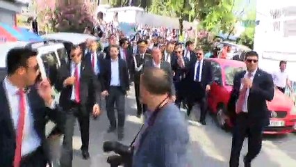 Cami ziyaretinde Erdoğan’a yoğun ilgi