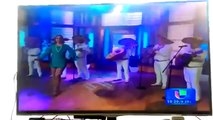 Une chanteuse perd sa serviette hygiénique en direct à la TV (Mexique)