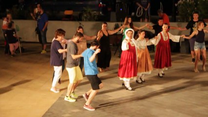 Grèce danse collective garçon 07 15