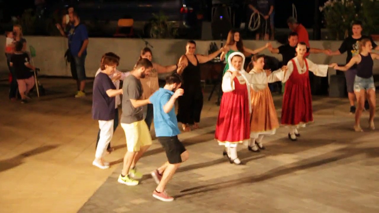 Grèce danse collective garçon 07 15