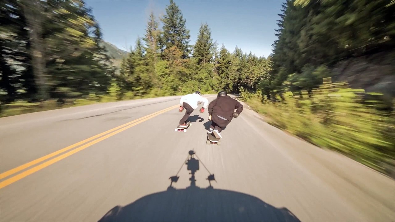Des riders en longboard dépassent les 100km/h dans une descente au canada - Dingue