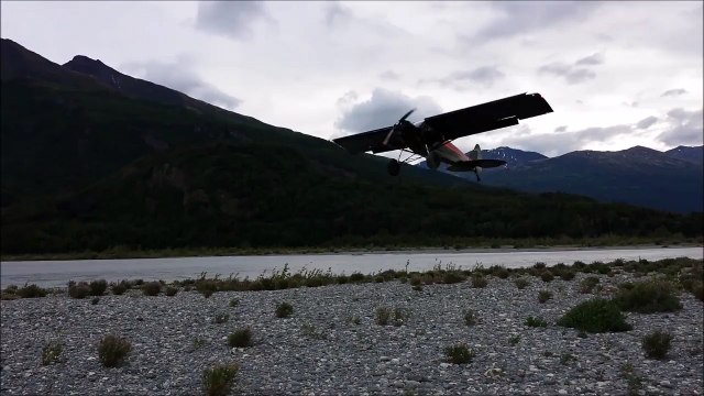 Un avion de tourisme atterrit face a des vents puissants - vol stationnaire impressionnant