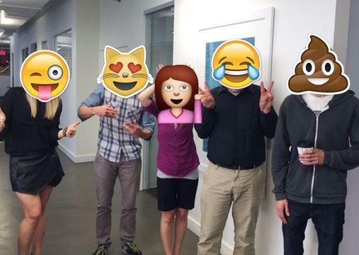 La journée mondiale des Emojis et un dinosaure à plumes - La Semaine geek