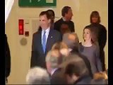 El príncipe Felipe hablando catalán, con la princesa Letizia (2011)