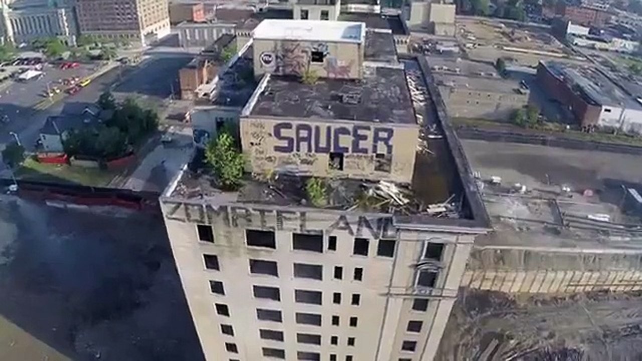 Drone capta desde las alturas la demolición de un edificio
