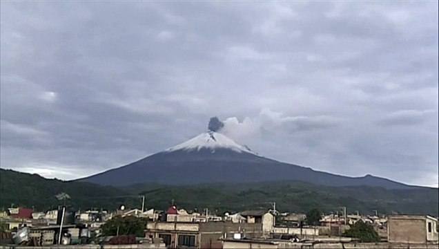Le volcan du Mexique Popocatepetl crache une colonne de cendres