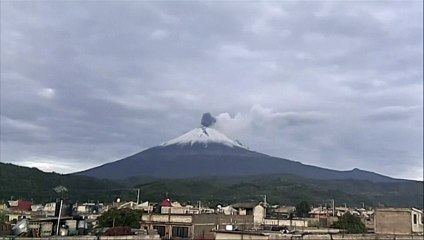 Le volcan du Mexique Popocatepetl crache une colonne de cendres