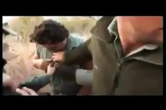 Un léopard attaque sauvagement l'un des chasseurs.