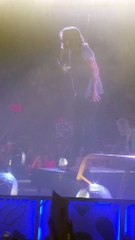 Harry Styles grita com casal de namorados durante show