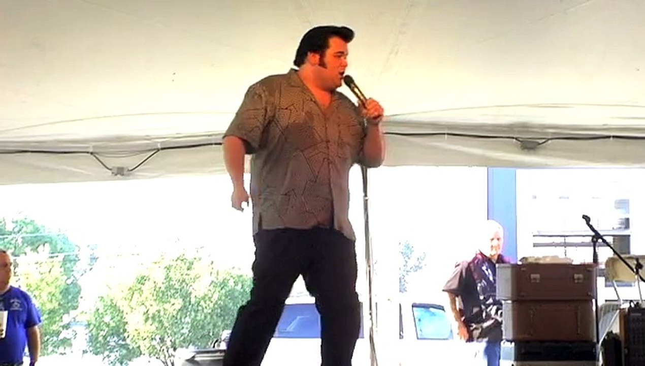 Joe Trites sings 'Walk A Mile In My Shoes' Elvis Week 2010