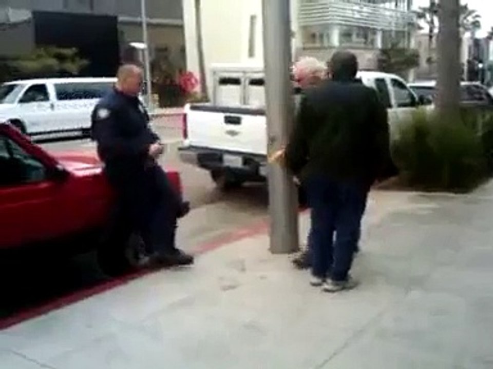 Tourism Aus Large Roo,on concrete/ in spitting rain 8 feet from busy street