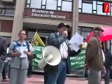 maestros protestan frente al Ministerio de Educacióm