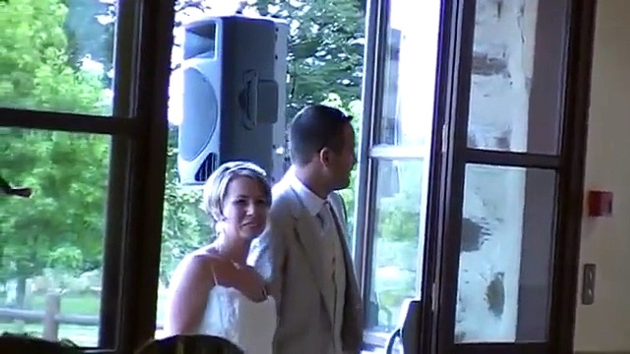 L'entrée des mariés et témoins dans la salle de réception.