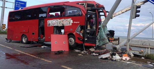 Yolcu otobüsü ile otomobil çarpıştı: 1 ölü 2'si ağır 29 yaralı