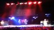Le frontman des 3 Doors Down stop le concert pour virer un fan qui frappe une femme dans la foule